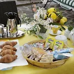 All'ombra Del Noce Bed & Breakfast 4*